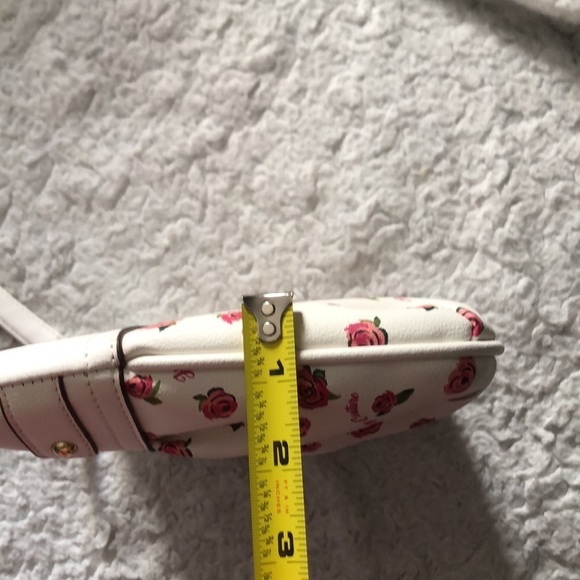 Juicy Couture White Ditsy Rose Purse W/ Matching Wallet - Picture 15 of 15